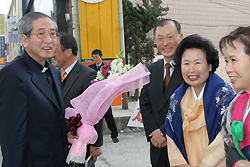 이문희 대주교는 소공동체 시범본당 찾아